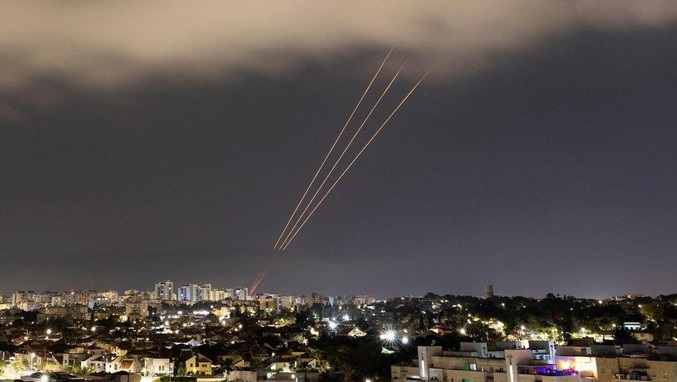 Sistem pertahanan udara Israel menangkal serangan Iran. (SinPo.id/Reuters)