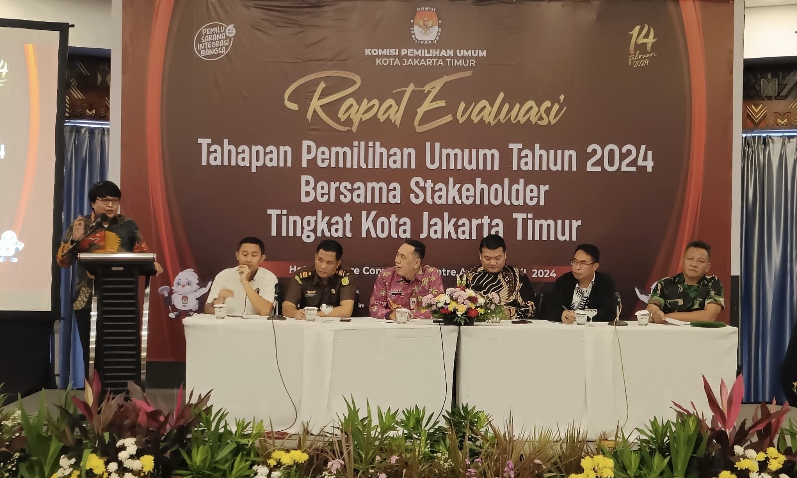 KPU Jakarta Timur bersama pemangku kepentingan terkait dalam Rapat Evaluasi Tahapan Pemilu 2024. (SinPo.id/Dok. KPU Jakarta Timur)