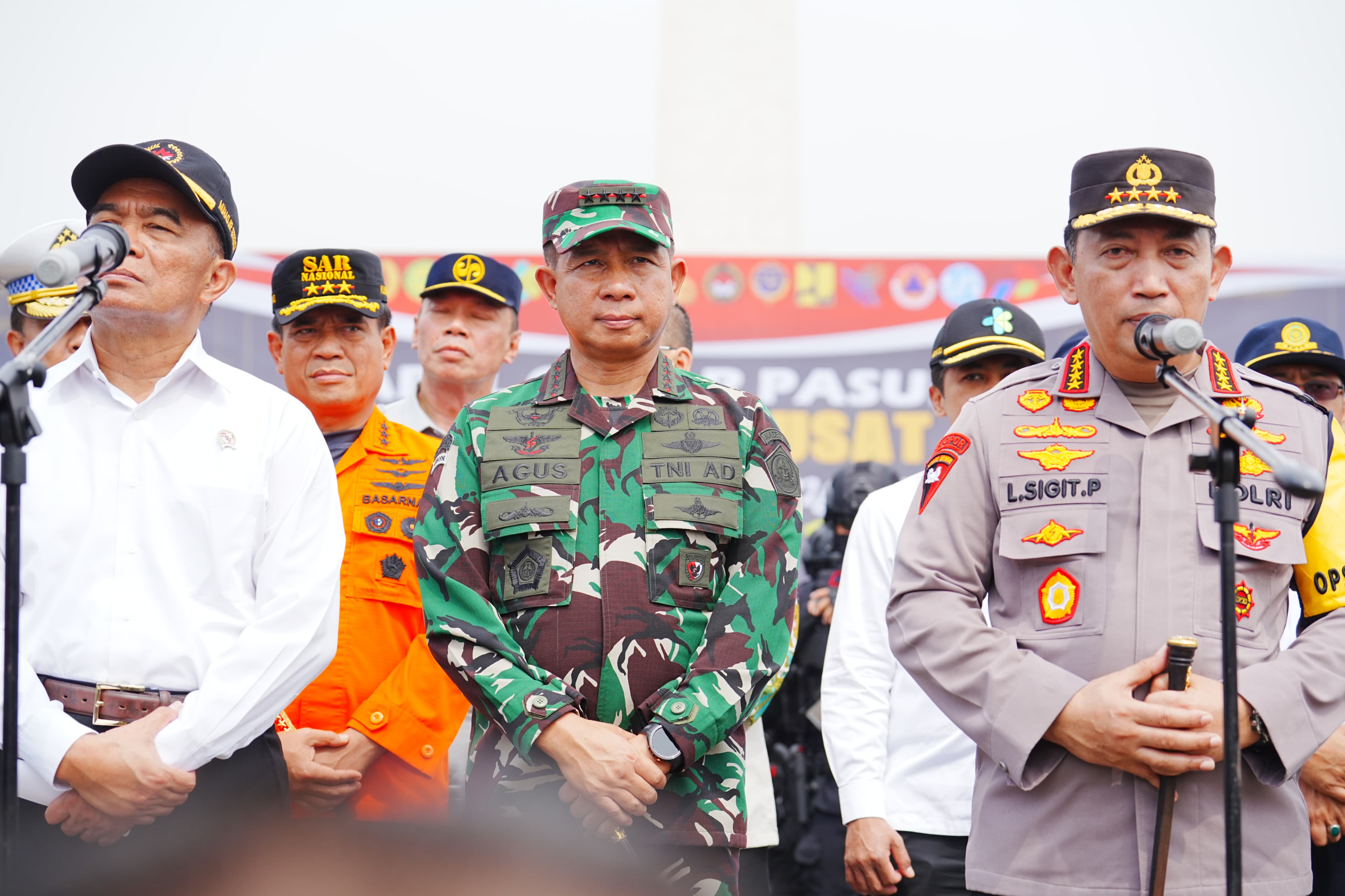 Kapolri Jenderal Listyo Sigit Prabowo (kanan). (SinPo.id/Dok. Polri)