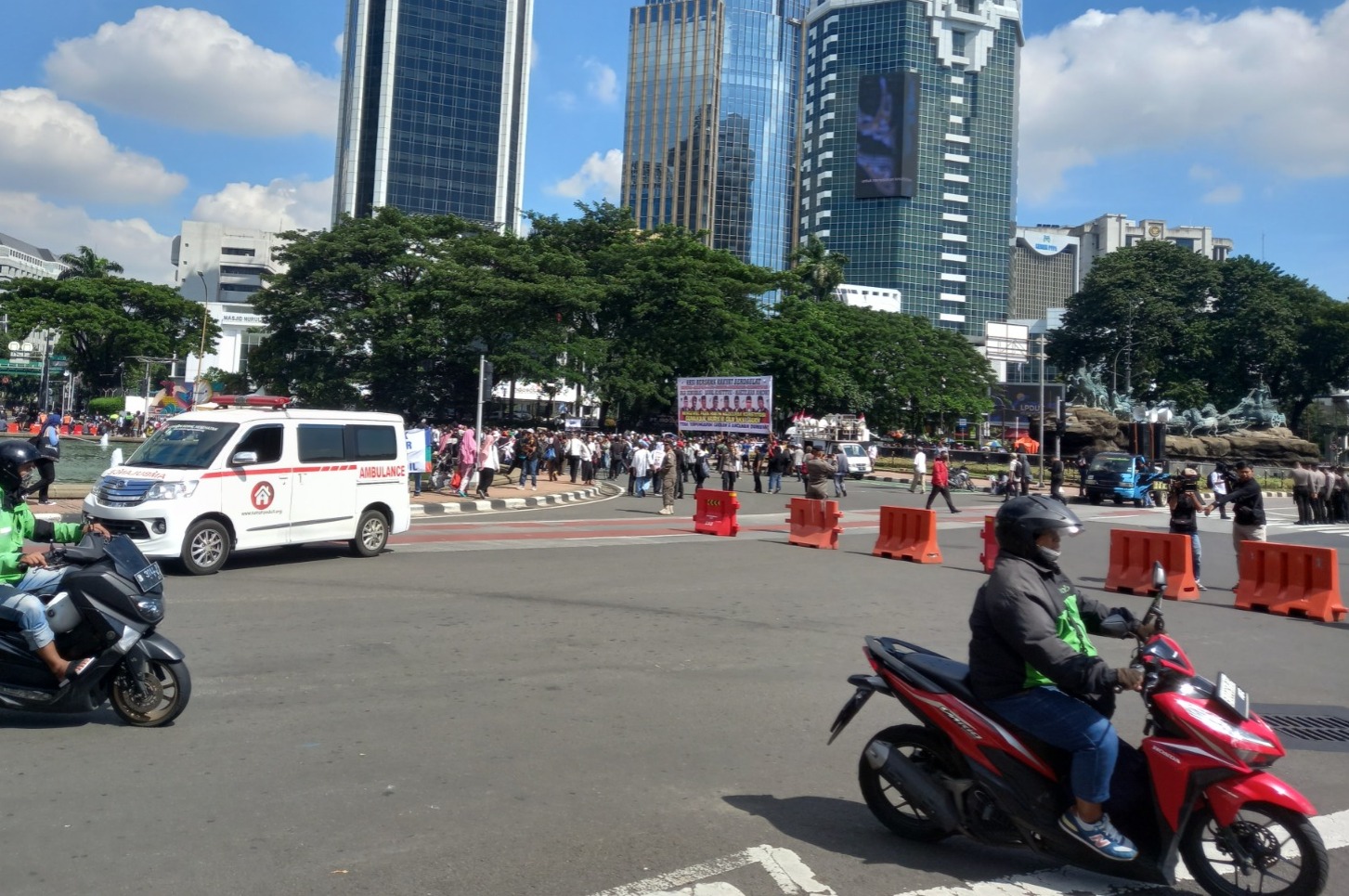 Suasana arus lalu lintas di kawasan Patung Kuda, Jakarta Pusat (Jakpus) jelang pembacaan putusan MK terkait sengketa Pilpres 2024. (SinPo.id/Firdausi)