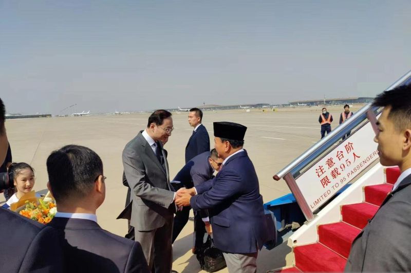 Menteri Pertahanan RI Prabowo Subianto saat tiba di China pada Minggu, 31 Maret 2024. (SinPo.id/Humas Kemhan)