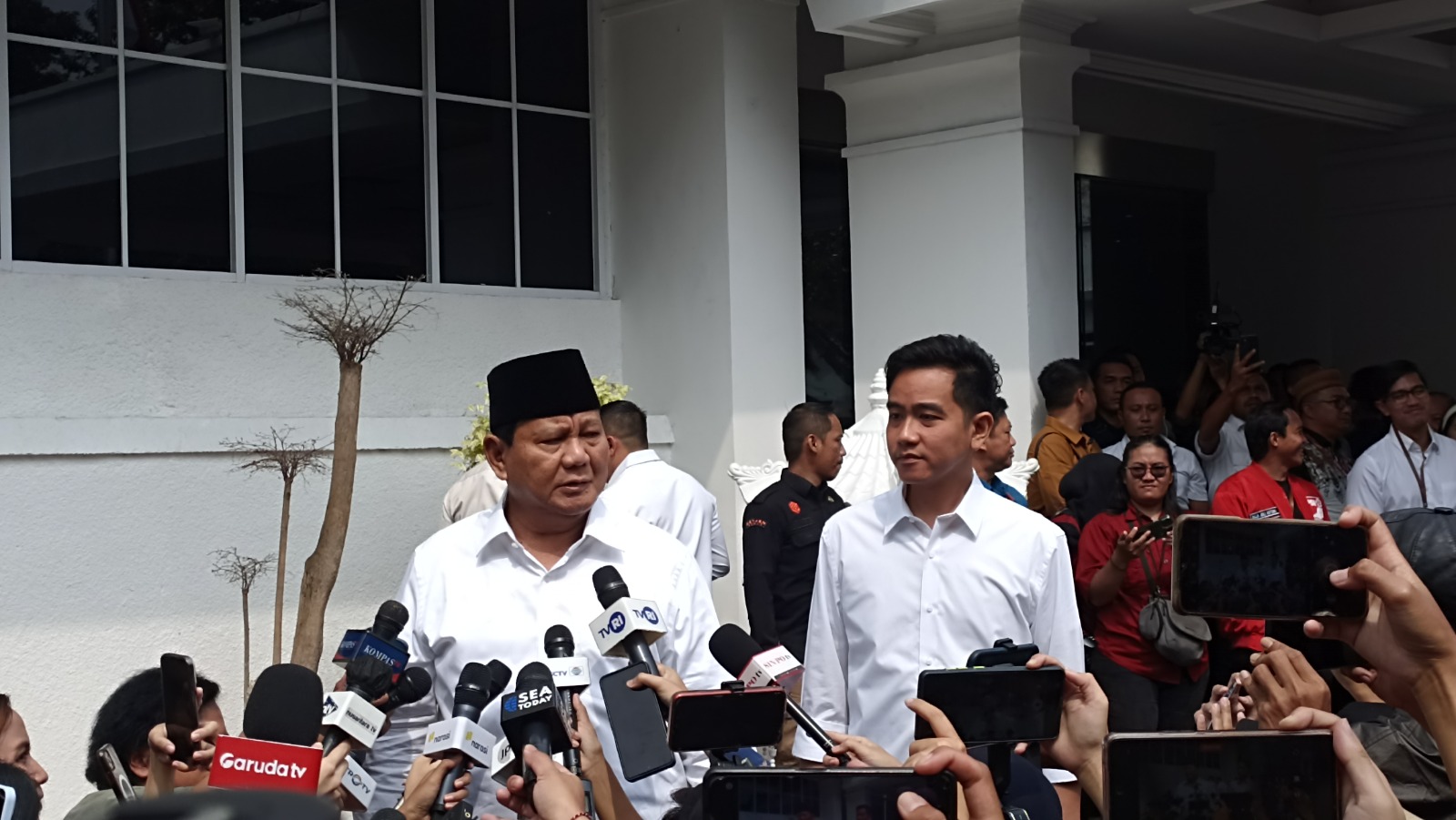 Prabowo dan Gibran tiba di KPU. (SinPo.id/Sigit Nuryadin)
