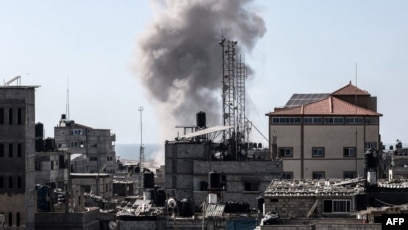 Asap mengepul di atas gedung-gedung saat Israel melancarkan serangan bom di Rafah (SinPo.id/AFP)