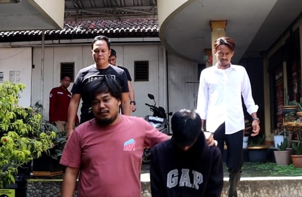 Kurir yang ditangkap Polresta Sukabumi karena membuat laporan palsu (SinPo.id/ Humas Polri)