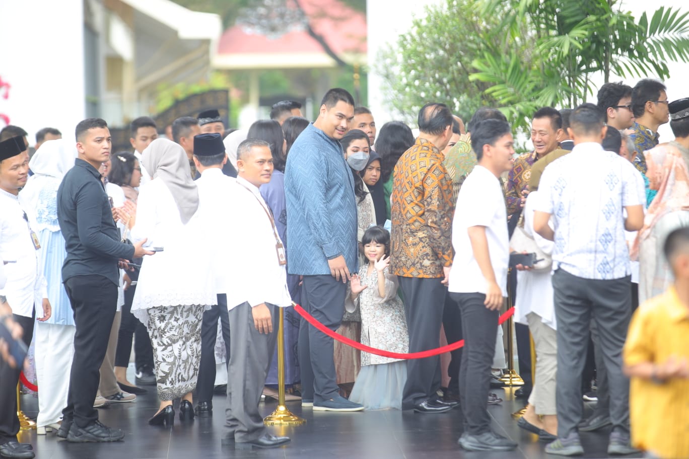 Para menteri ikut antrian open house dengan Presiden Jokowi di Istana. (SinPo.id/ Dok. Kemenpora)