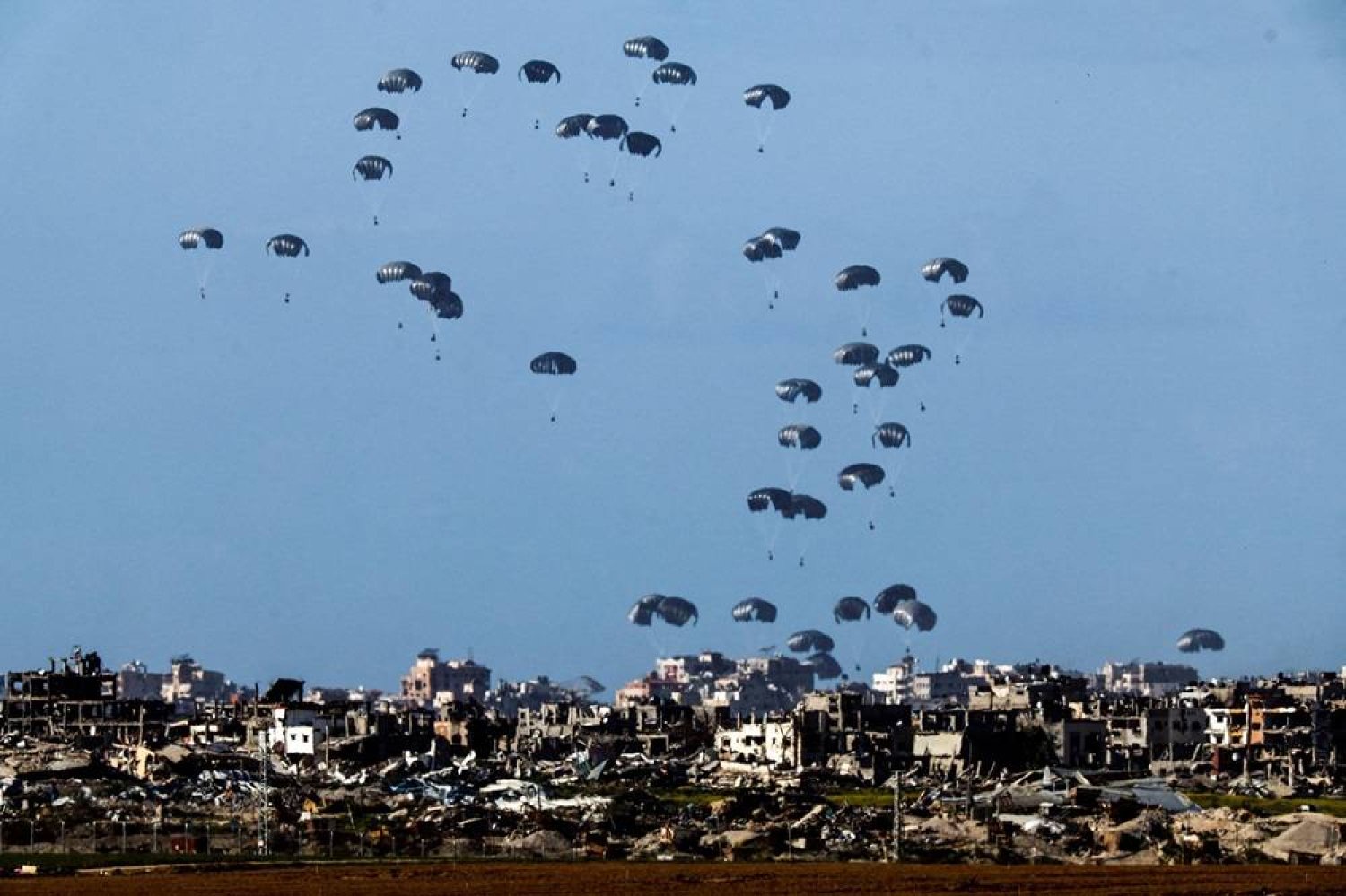 Paket bantuan yang dijatuhkan oleh militer AS di Gaza Utara. (SinPo.id/Reuters)