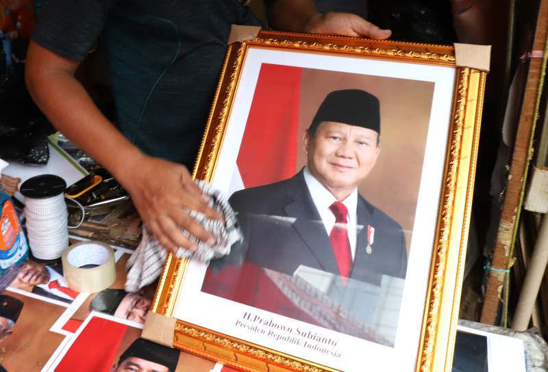 Pedagang mulai jajakan foto Prabowo-Gibran sebagai Presiden terpilih dan Wakil Presiden terpilih di kawasan Pasar Baru (Ashar/SinPo.id)