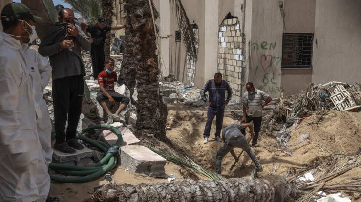Penemuan kuburan massal korban Palestina di rumah sakit. (SinPo.id/AFP)