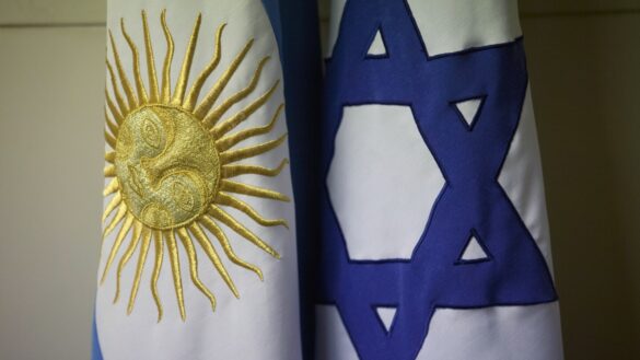 Ilustrasi bendera Argentina dan Israel (SinPo.id/AP)
