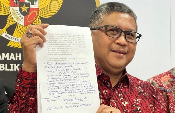 Hasto mewakili Megawati menyerahkan surat Amicus Curiae ke MK. (SinPo.id/Istimewa)