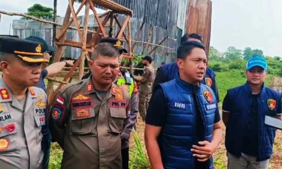 Polisi bersama Satpol PP membongkar gudang penimbunan BBM di Palembang (SinPo.id/ Humas Polri)