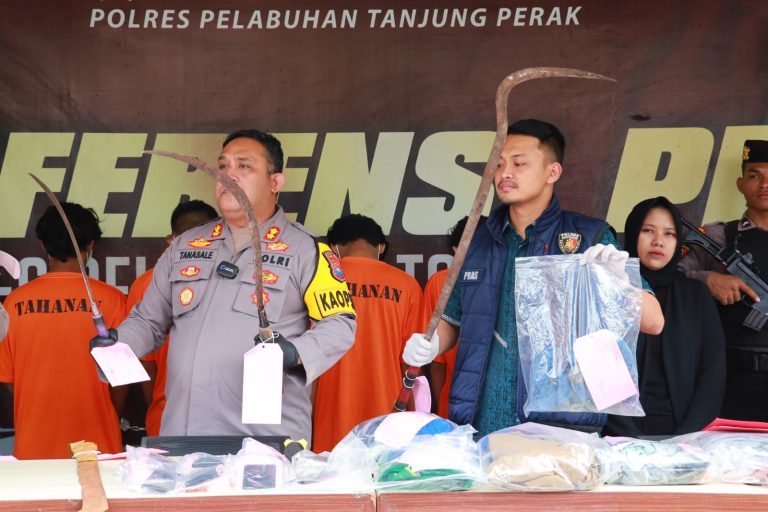 Konferensi pers kasus tawuran maut di Polres Tanjung Perak (SinPo.id/ Humas Polri)