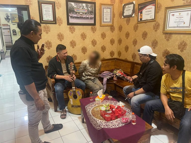 Pria yang pukul wanita dengan gitar di Malang (SinPo.id/ Humas Polri)