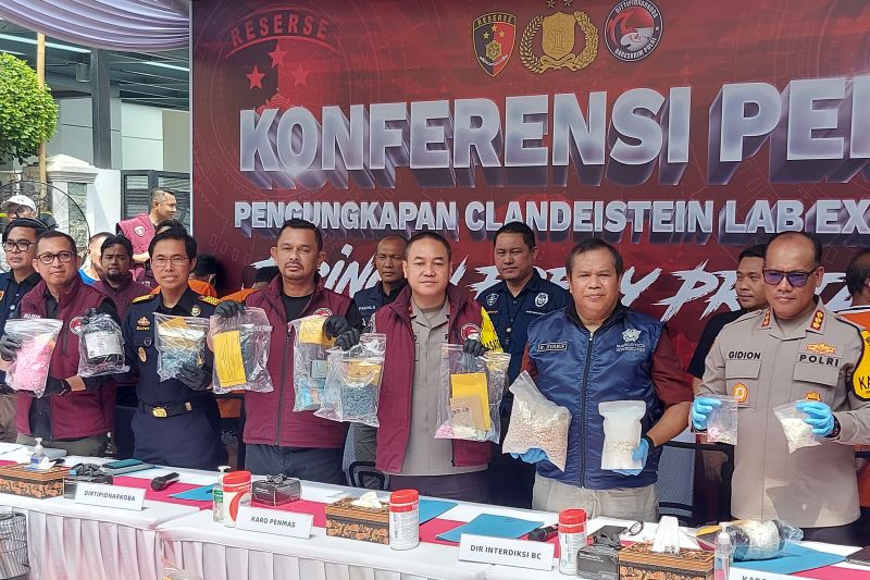 Direktorat Tindak Pidana Narkoba Bareskrim Polri merilis pengungkapan pabrik narkoba jaringan Fredy Pratama di Jakarta Utara. (SinPo.id/Antara)