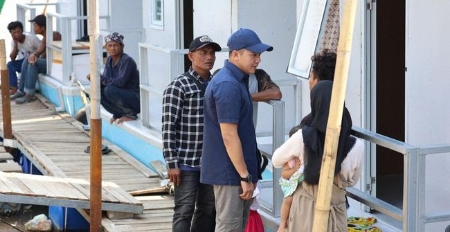 Ajudan Prabowo Mayor Teddy distribusikan bingkisan ke Kampung Nelayan (SinPo.id/ Tim Media Prabowo)