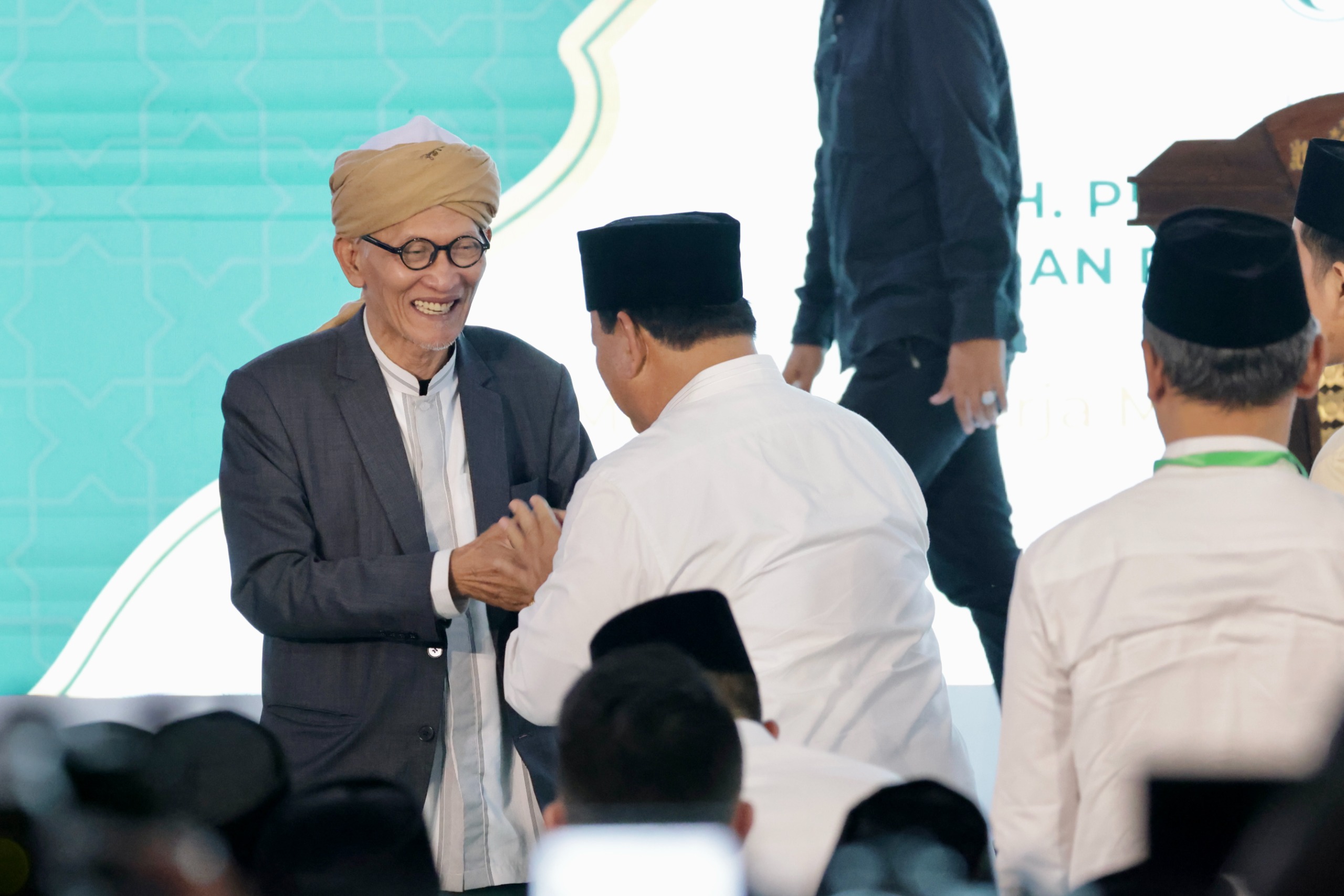 Rais Aam PBNU KH. Miftachul Akhyar bersama Presiden terpilih Prabowo Subianto (SinPo.id/ Tim Media)