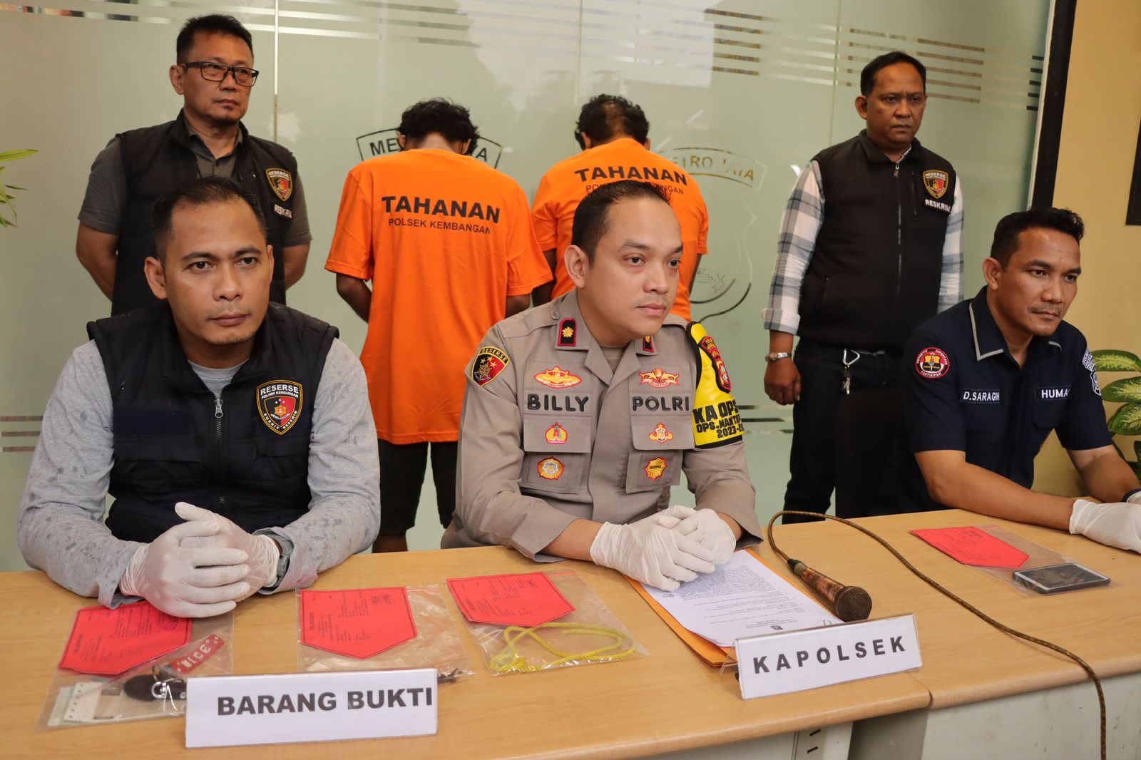 Konferensi pers kasus perampokan sopir taksi online di Mapolsek Kembangan (SinPo.id/ Humas Polres Jakbar)
