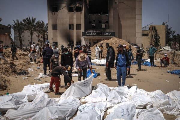 Ratusan mayat yang ditemukan dalam kuburan massal di Rumah Sakit Nasser di Khan Younis. (SinPo.id/Getty Images)