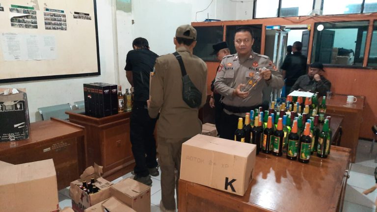 Ratusan botol miras yang disita saat operasi di Tarogong Kidul, Garut (SinPo.id/ Humas Polri)