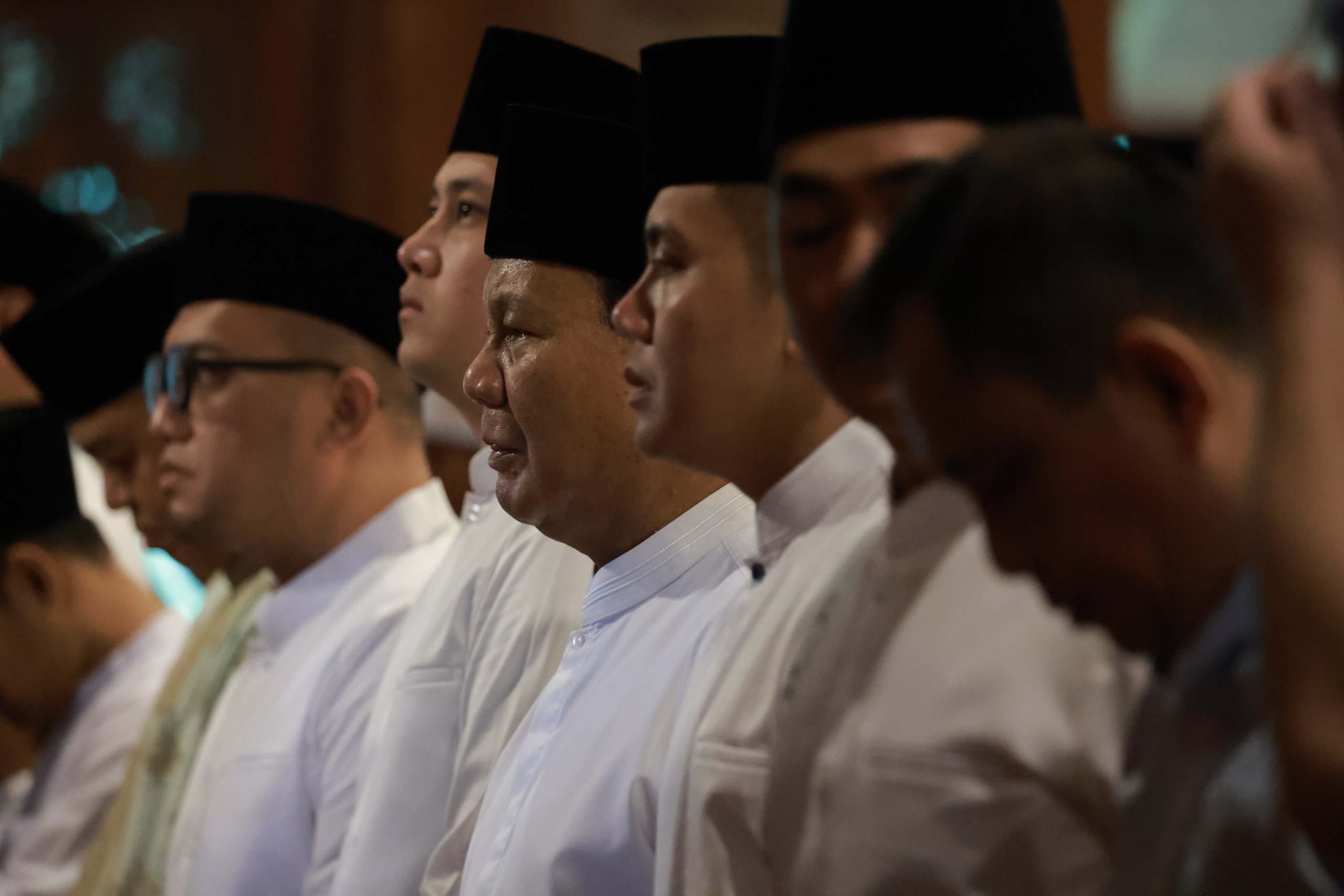 Menteri Pertahanan (Menhan) Prabowo Subianto melaksanakan ibadah salat Idulfitri 1445 Hijriah di Masjid Nurul Wathon. (SinPo.id/Istimewa)