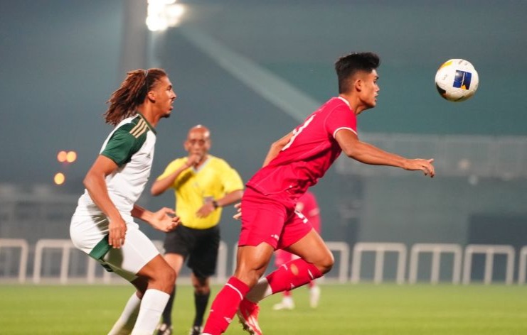 Penyerang timnas Indonesia U-23, Ramadhan Sananta mencoba mengontrol bola saat dihadang pemain bertahan Arab Saudi U-23. (SinPo.id/Dok. PSSI)