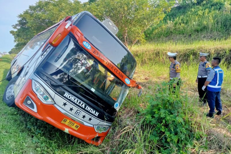 Bus Rosalia Indah kecelakaan di ruas Tol Semarang-Batang. (SinPo.id/Dok. Polda Jateng)