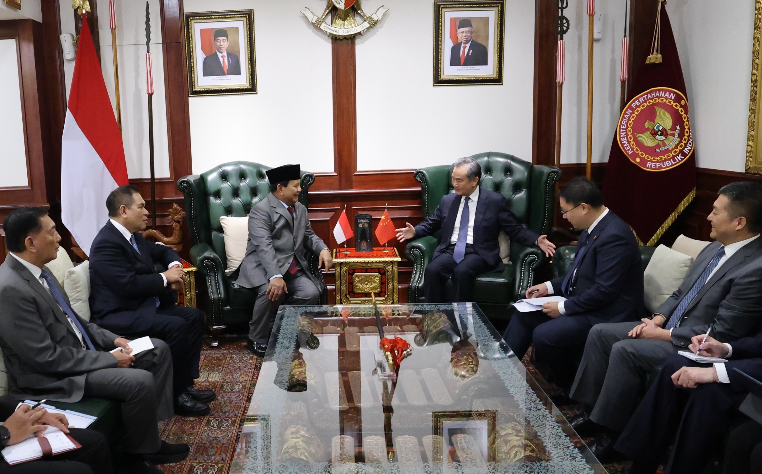 Prabowo Subianto menerima kunjungan Menteri Luar Negeri (Menlu) Tiongkok, Wang Yi (SinPo.id/ Tim Media)