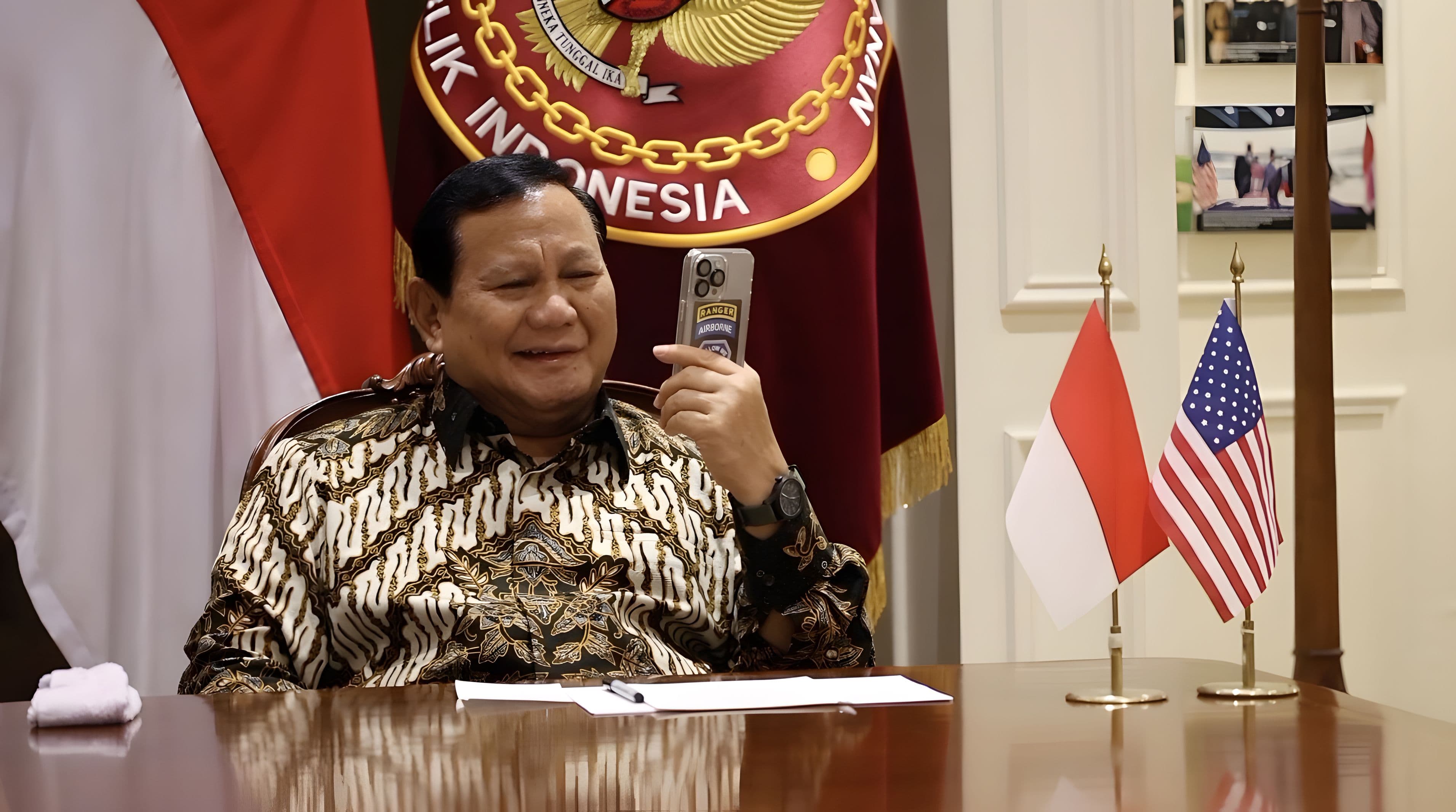 Presiden terpilih Prabowo Subianto, menerima ucapan selamat dari Menteri Pertahanan AS, Lloyd J. Austin III. (SinPo.id/Tim Media)