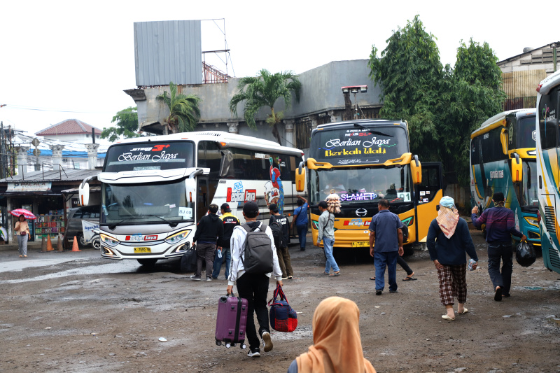 Pemudik H-5 lebaran terlihat memadati terminal bus pondok pinang untuk pulang kampung bertemu dengan keluarga saat Lebara Hari Raya Idul Fitri 1445 H (Ashar/SinPo.id)
