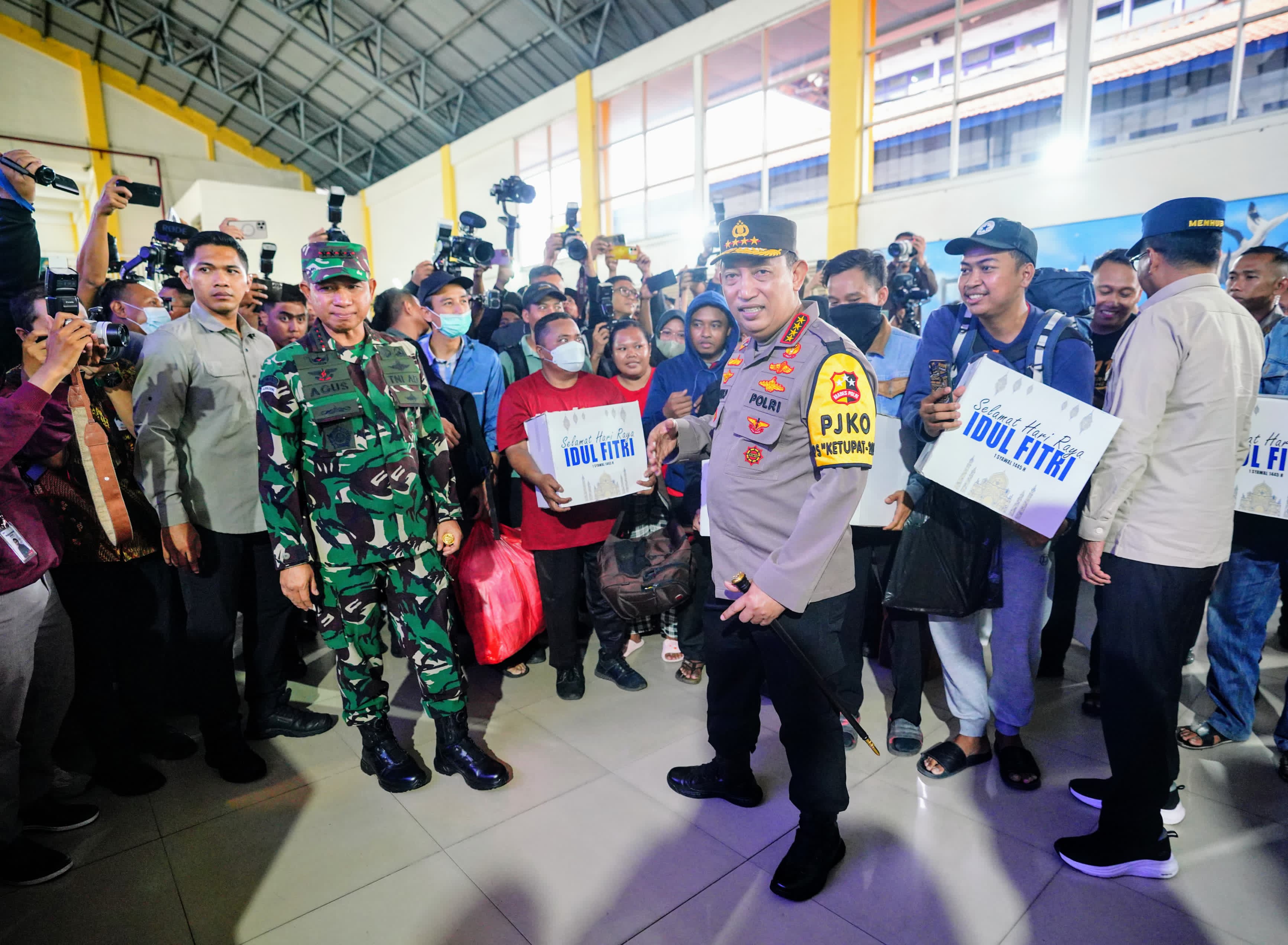 Kapolri Jenderal Listyo Sigit Prabowo melakukan pengecekan kesiapan arus mudik Lebaran 2024 di Terminal Purabaya. (SinPo.id/Humas Polri)