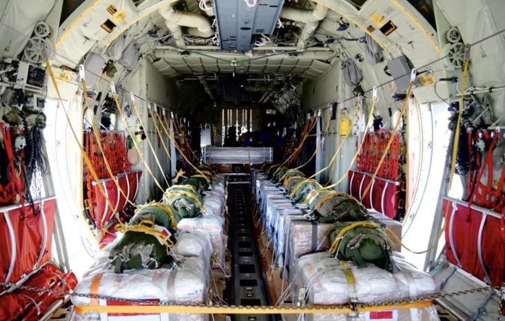 Bantuan dari rakyat Indonesia diangkut Pesawat C-130 J Super Hercules TNI Angkatan Udara untuk diterjunkan ke selatan Gaza, Palestina. (SinPo.id/Biro Humas Setjen Kemhan RI)