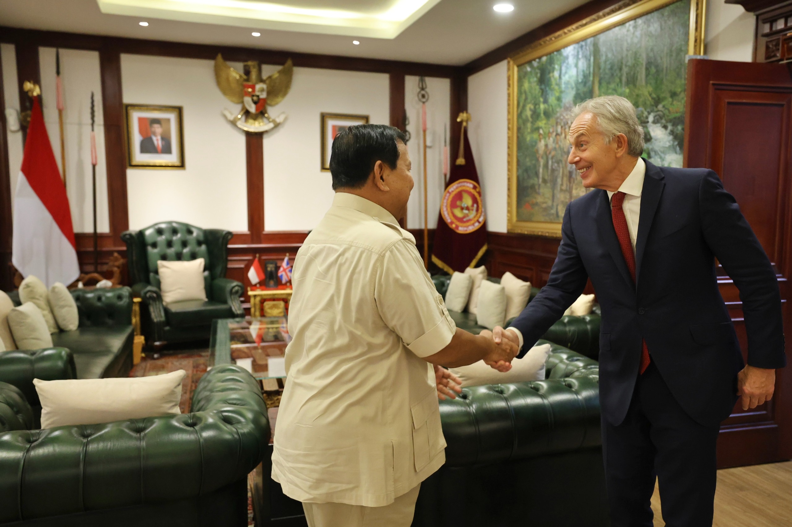 Prabowo Subianto menerima kunjungan Mantan PM Inggris Tony Blair (SinPo.id/Tkn)