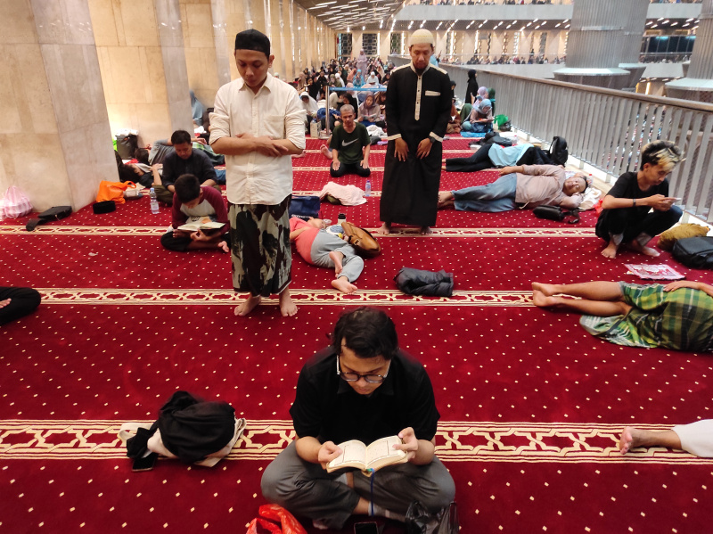 Umat muslim sedang melakukan aktivitas membaca Alquran dan berzikir di Masjid Istiqlal untuk mencari Malam Lailatul Qadar dimana malamnya lebih baik dari 1000 bulan (Ashar/SinPo.id)