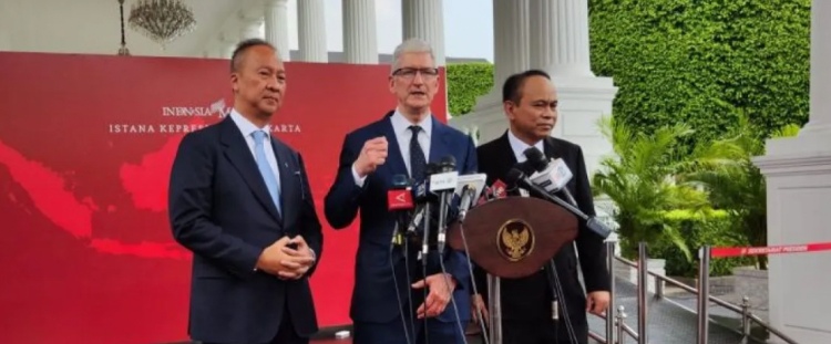 CEO Apple Tim Cook didampingi Menkominfo Budi Arie Setiadi dan Menperin Agus Gumiwang. (SinPo.id/Antara)