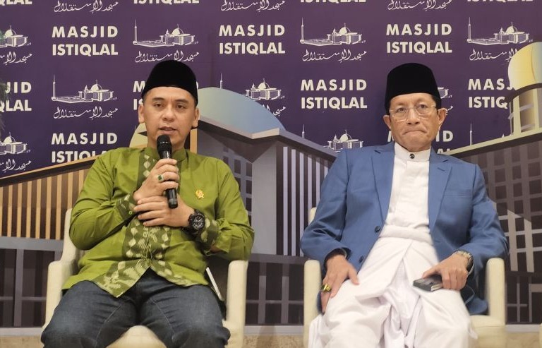 Wamenag Saiful Rahmat Dasuki (kiri) bersama Imam Besar Masjid Istiqlal Nasaruddin Umar (kanan) dalam Konferensi Pers terkait penyelenggaraan peribadatan Idul Fitri di Masjid Istiqlal, Jakarta,