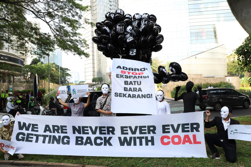 Koalisi Masyarakat Sipil dan Aktivis Greenpeace Indonesia gelar aksi teaterikal mendesak Adaro menghentikan ekspansi batu bara (Ashar/SinPo.id)