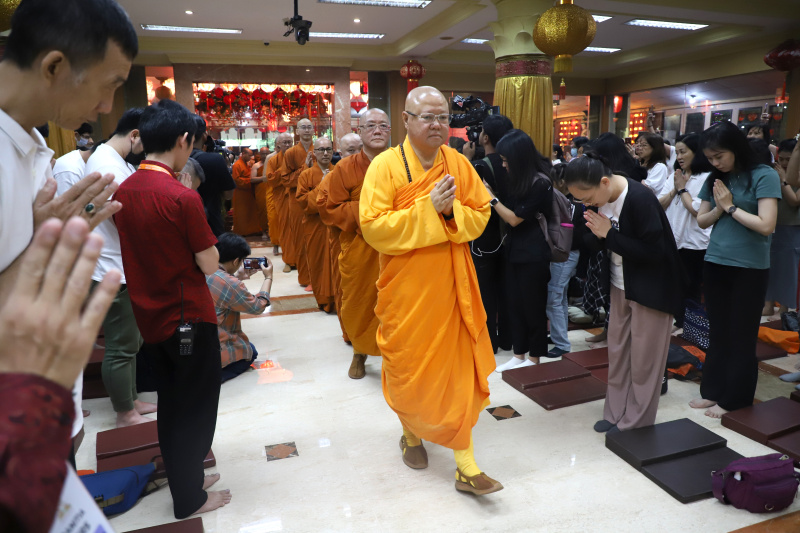 Ribuan umat Buddha mengikuti Ibadah perayaan Waisak 2568 di Wihara Ekayana Ayama (SinPo.id/ Ashar)