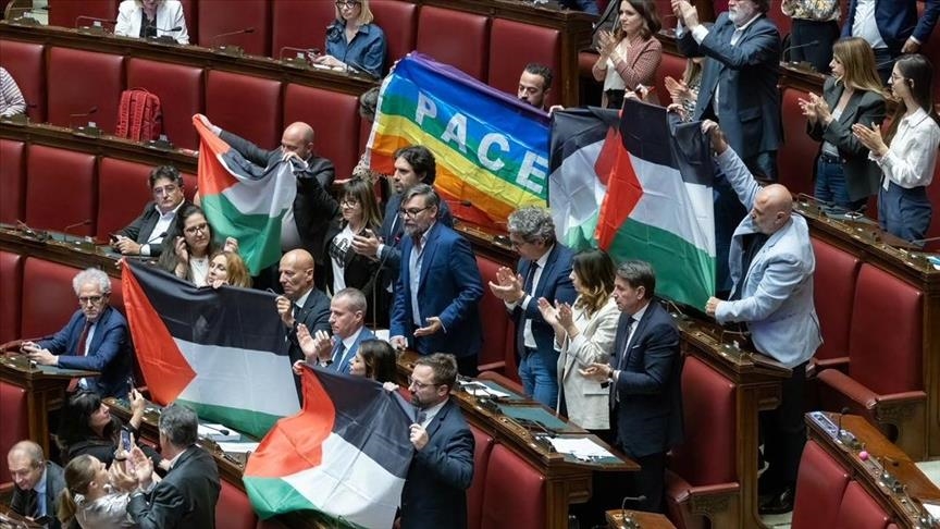 Anggota parlemen Italia membentangkan bendera Italia di gedung parlemen (SinPo.id/ Platform X)