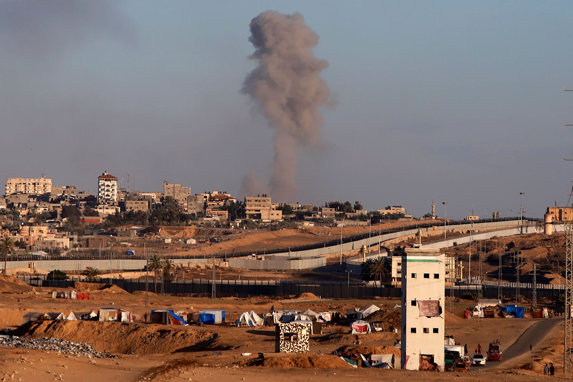 Serangan udara Israel yang hancurkan bangunan di Rafah (SinPo.id/ AP Photo)