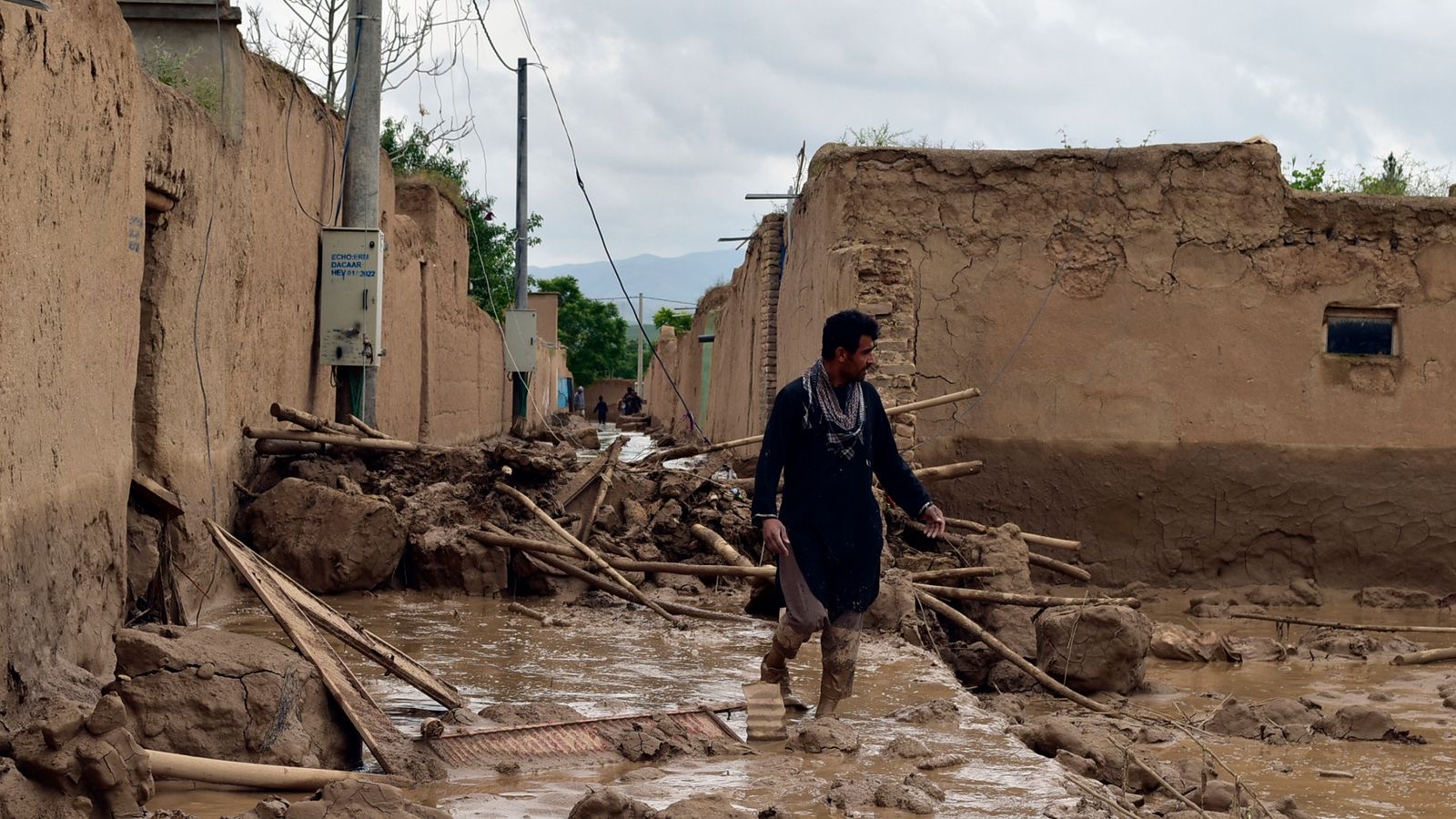 Hujan lebat musiman yang menyebabkan banjir bandang di Afghanistan utara, telah menewaskan sedikitnya 300 orang, dan menghancurkan lebih dari seribu rumah. (SinPo.id/AP)