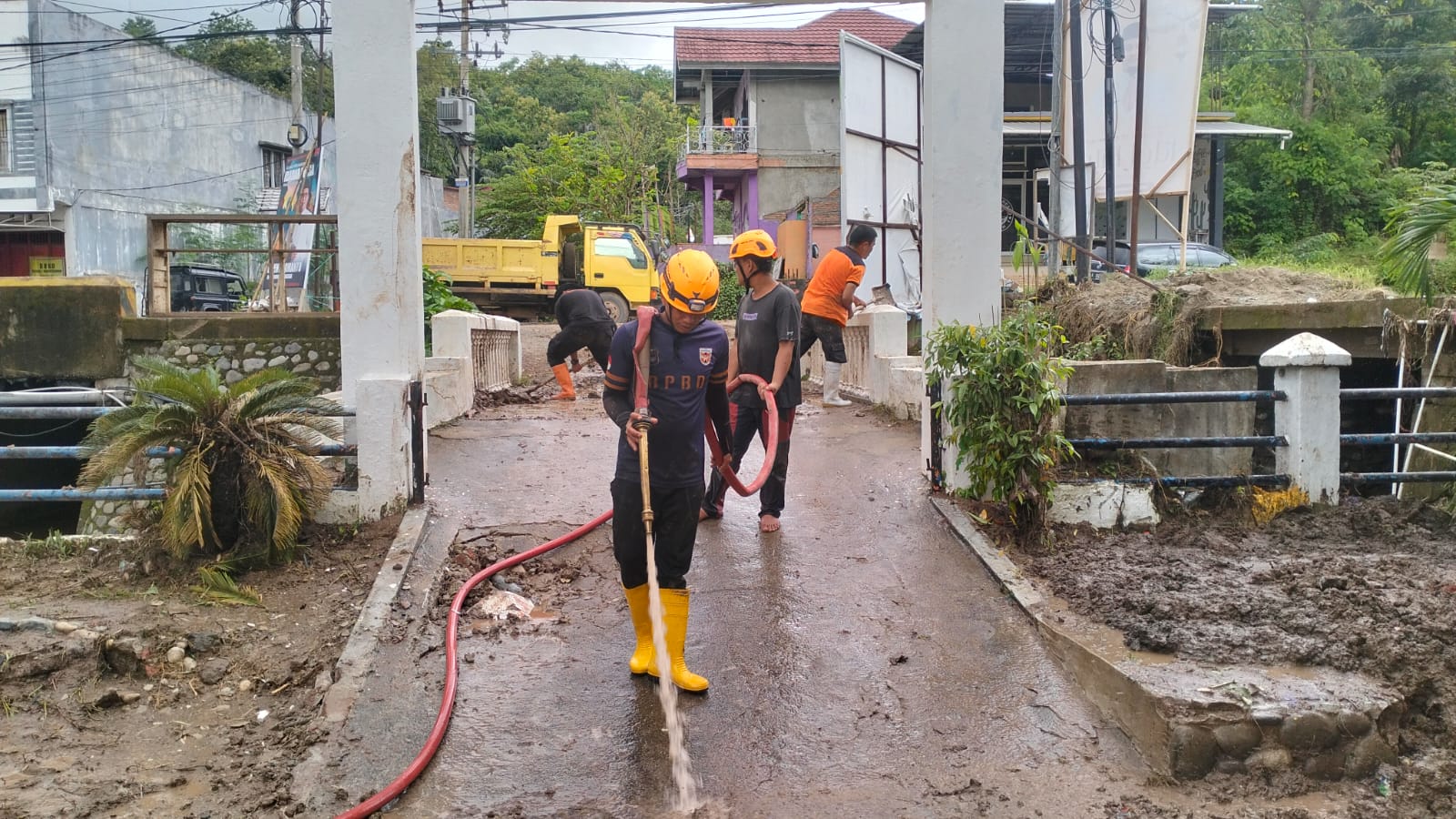 Tim Gabungan melakukan pembersihan material banjir dan longsor, Jumat (3/5): sumber foto: BPBD Kab Enrekang