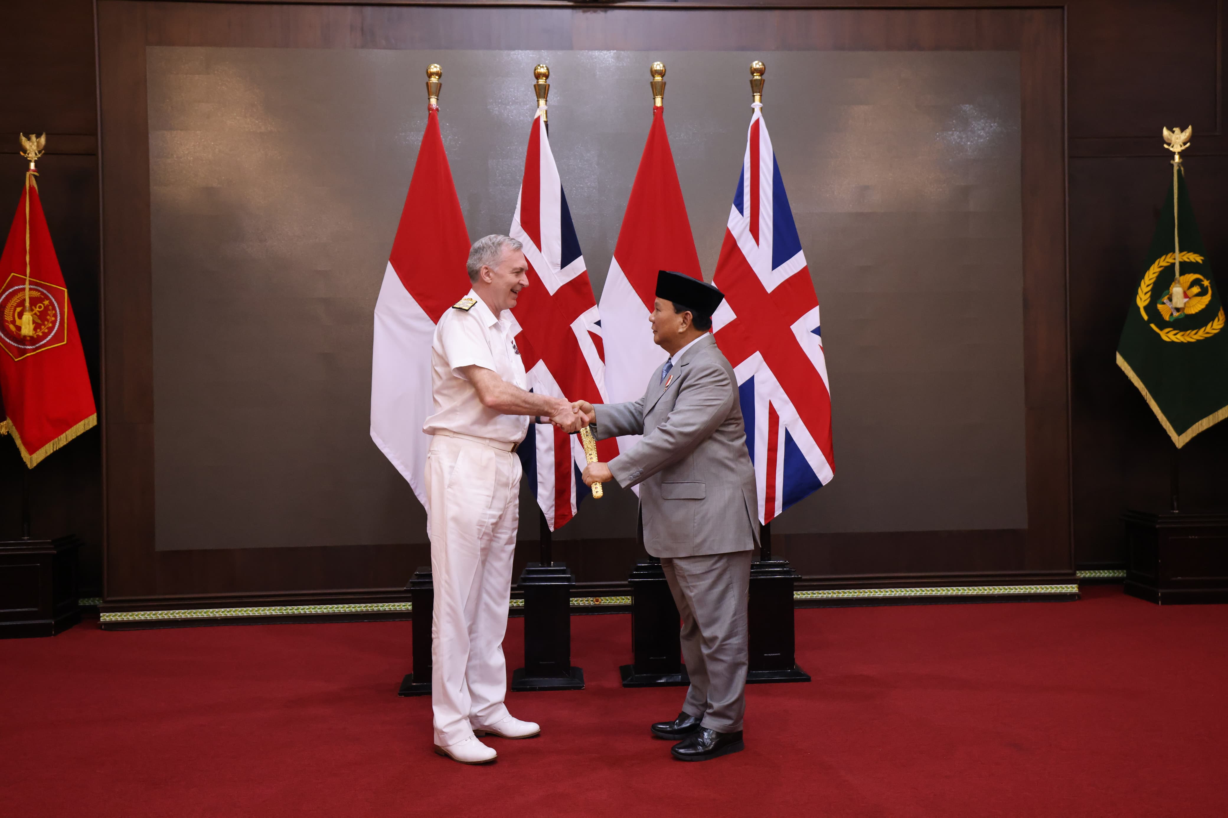 Menhan Prabowo Subianto saat bertemu Chief of the Defence Staff of the United Kingdom, Admiral Sir Tony Radakin (SinPo.id/ Tim Media)