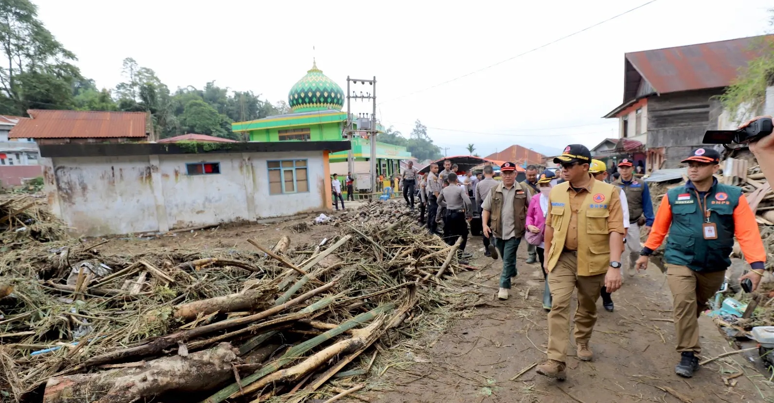 Kepala BNPB Suharyanto meninjau banjir bandang di Sumbar. (SinPo.id/dok. BNPB)