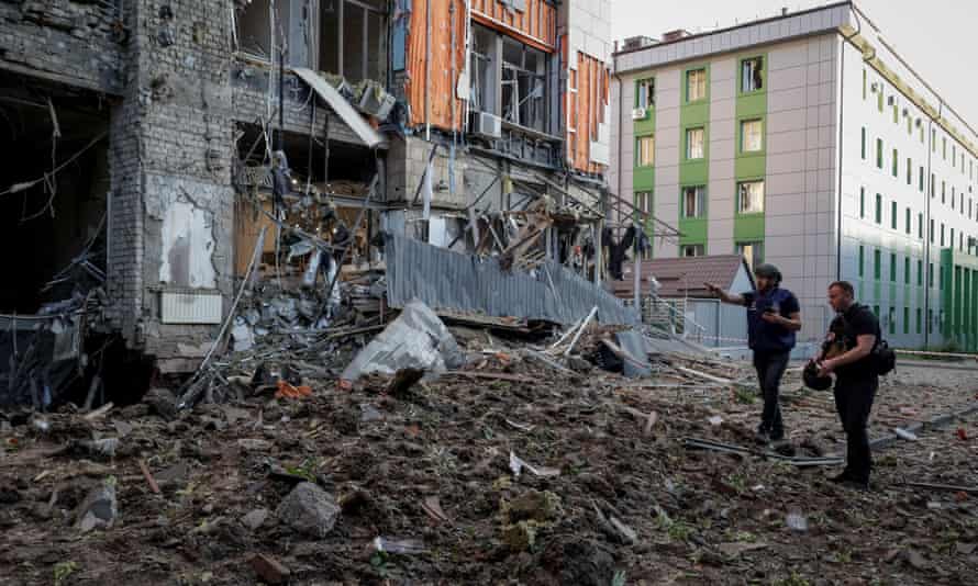 Toko perkakas di Kota Kharkiv yang hancur akibat serangan Rusia. (SinPo.id/Reuters)