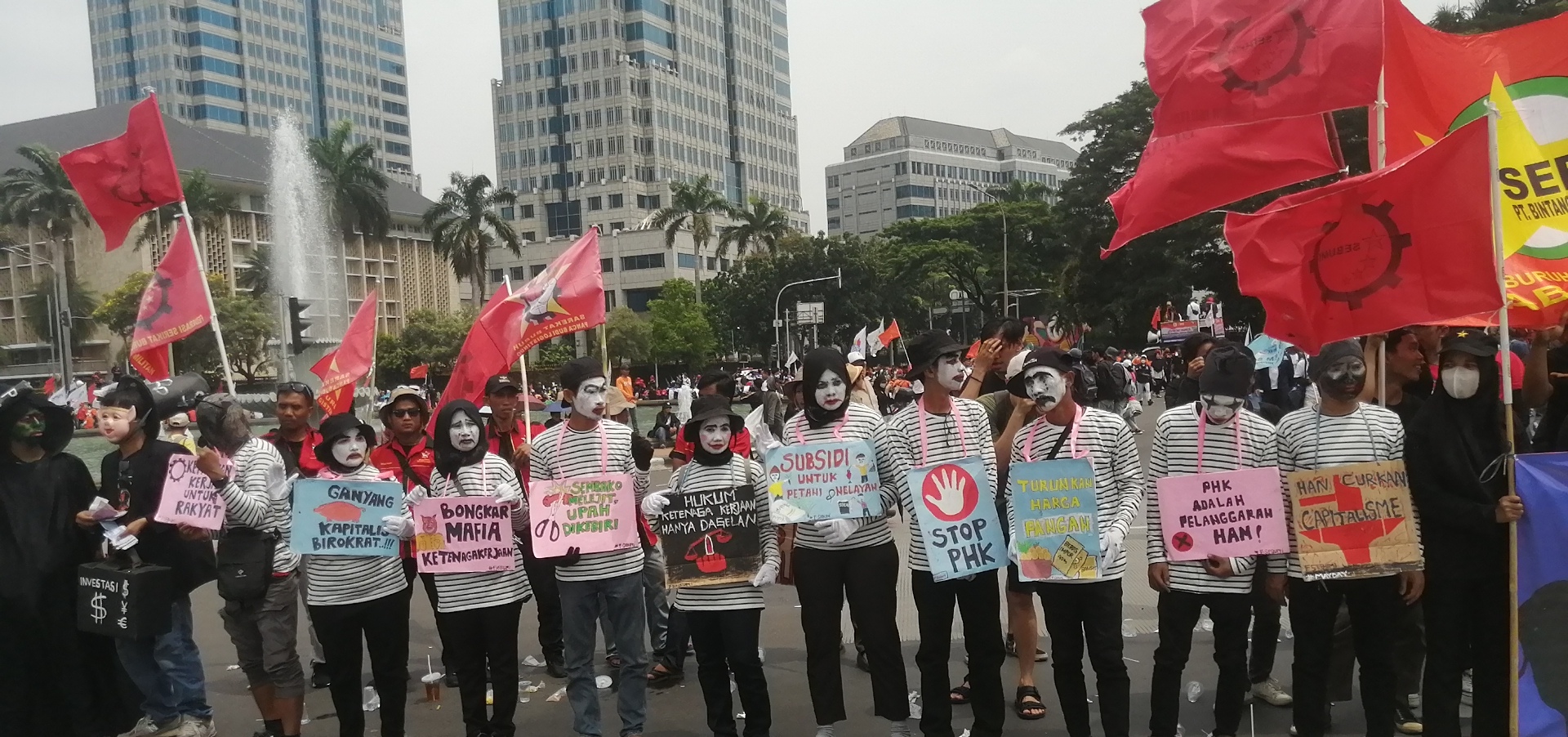 Suasana unjuk rasa peringatan May Day 2024 di Patung Kuda. (SinPo.id/ Tio Pirnando)