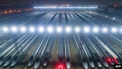 Deretan kereta berkecepatan tinggi di pangkalan pemeliharaan di Wuhan, di provinsi Hubei tengah China (SinPo.id/AFP)