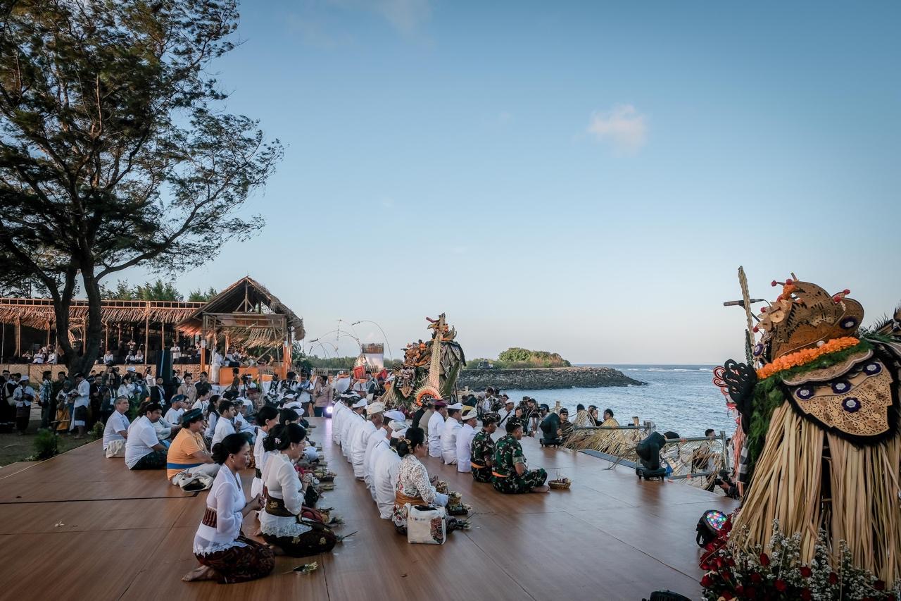 Para delegasi WWF ke-10 mengikuti side event “Balinese Water Purification Ceremony” yang berlangsung di Pantai Surf Surf By The Wave, kawasan Kura Kura Bali, Denpasar. (SinPo.id/Dok. Kemenparekraf)