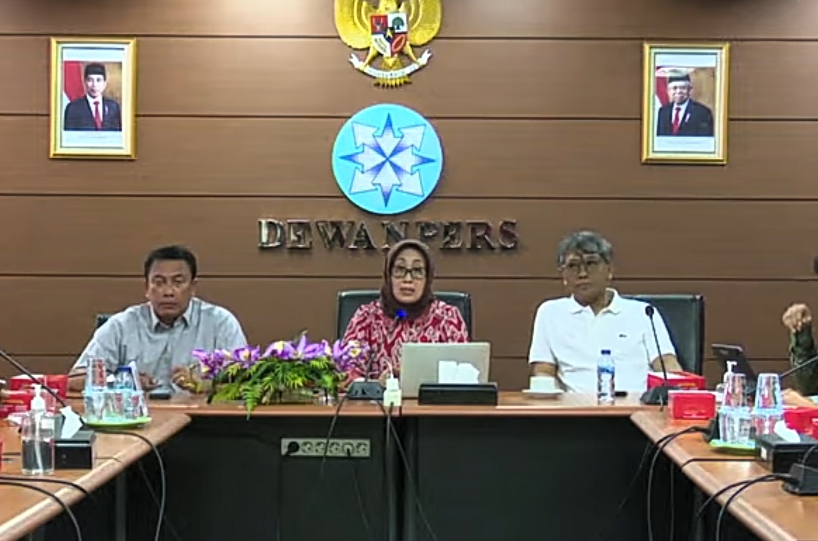Ketua Dewan Pers Ninik Rahayu (tengah) menyatakan penolakan pada Rancangan Undang-undang (RUU) Penyiaran. (SinPo.id/Sigit Nuryadin)
