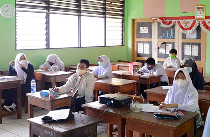 Belajar mengajar di salah satu sekolah di Jakarta (SinPo.id/ DPRD Jakarta)