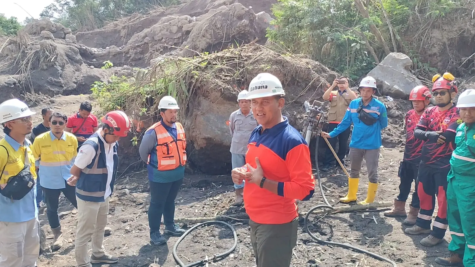 Tim pelaksana demolish di wilayah Kabupaten Agam (SinPo.id/ BNPB)